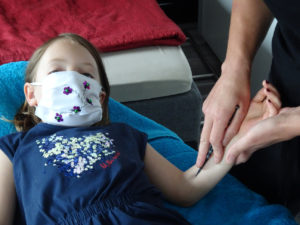 Akupunktmassage bei Kind zur Corona Zeit