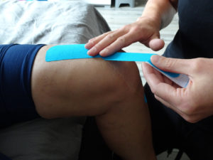 Kinesio Taping beim Knie zur Stabilisierung